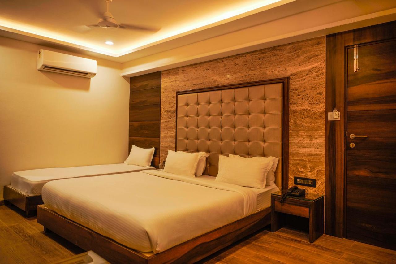 The Atithi Niwas Hotel Индор Екстериор снимка