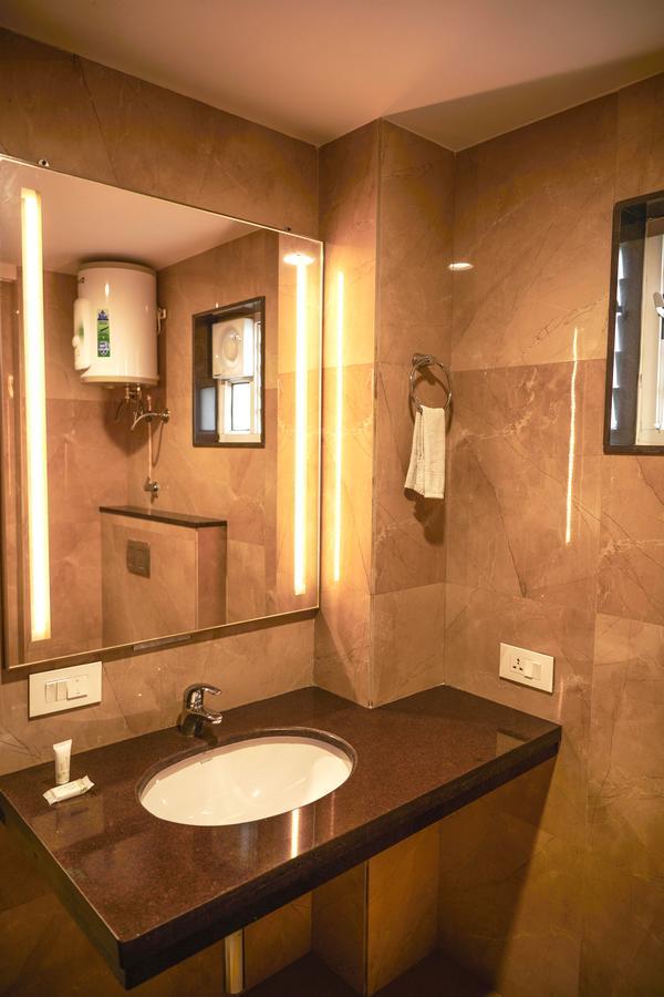 The Atithi Niwas Hotel Индор Екстериор снимка