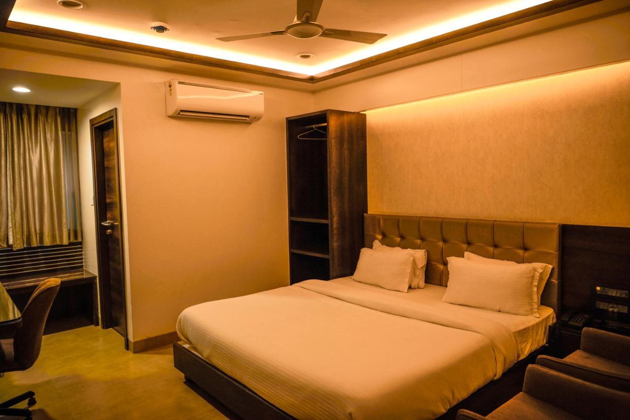 The Atithi Niwas Hotel Индор Екстериор снимка
