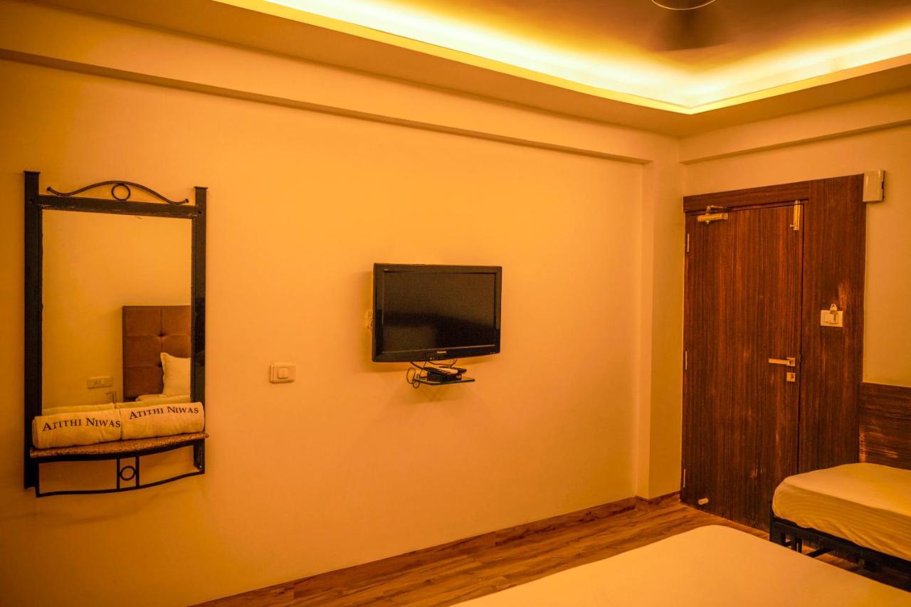 The Atithi Niwas Hotel Индор Екстериор снимка