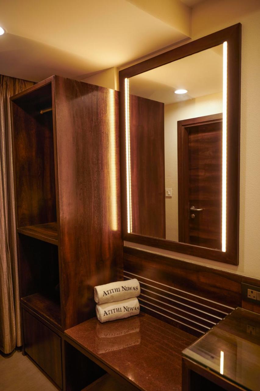 The Atithi Niwas Hotel Индор Екстериор снимка
